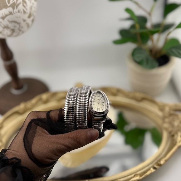 Elegant silver-tone wrap watch in the famous luxury Serpenti style - Picture 7 of 17